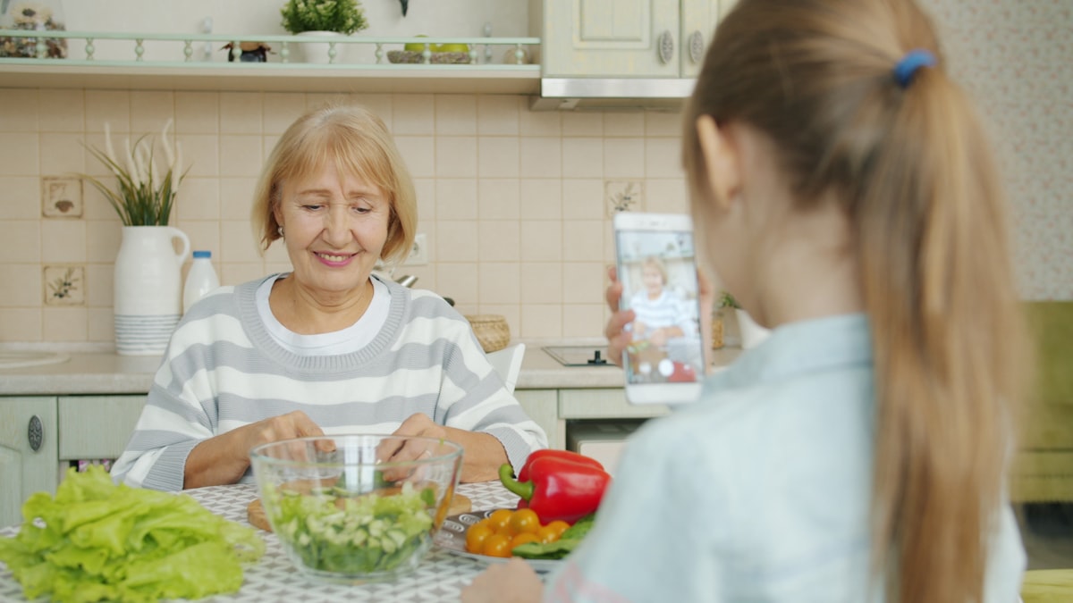 Nutritionist explaining heart-healthy food choices